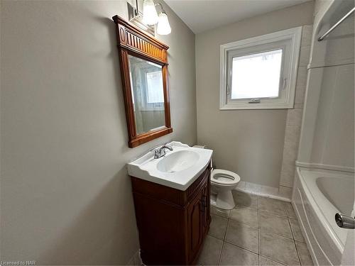 6258 Riall Street, Niagara Falls, ON - Indoor Photo Showing Bathroom