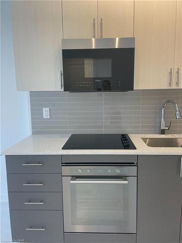 607-415 Main Street W, Hamilton, ON - Indoor Photo Showing Kitchen With Upgraded Kitchen
