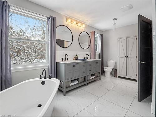 1373 Orchard Avenue, Fort Erie, ON - Indoor Photo Showing Bathroom