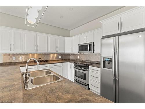 13-8918 Sodom Road, Niagara Falls, ON - Indoor Photo Showing Kitchen With Double Sink