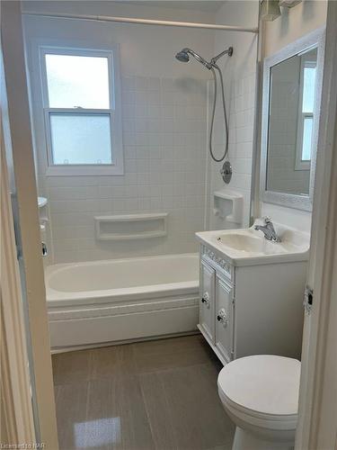 12 Ferndale Avenue, St. Catharines, ON - Indoor Photo Showing Bathroom