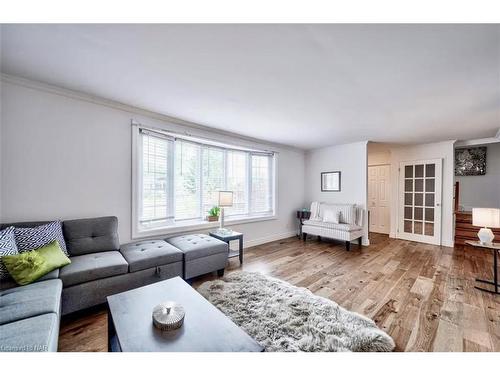 451 Lakeview Road, Fort Erie, ON - Indoor Photo Showing Living Room