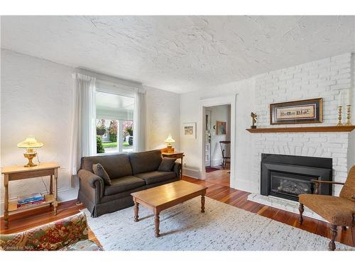 305 Victoria St Street, Niagara-On-The-Lake, ON - Indoor Photo Showing Living Room With Fireplace