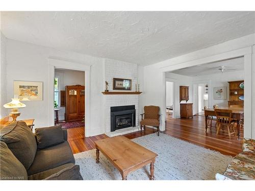 305 Victoria St Street, Niagara-On-The-Lake, ON - Indoor Photo Showing Living Room With Fireplace