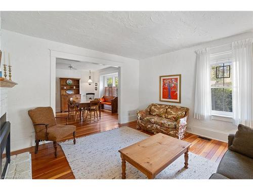 305 Victoria St Street, Niagara-On-The-Lake, ON - Indoor Photo Showing Living Room