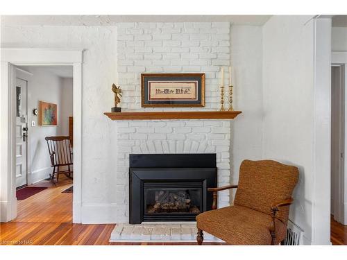 305 Victoria St Street, Niagara-On-The-Lake, ON - Indoor Photo Showing Living Room With Fireplace