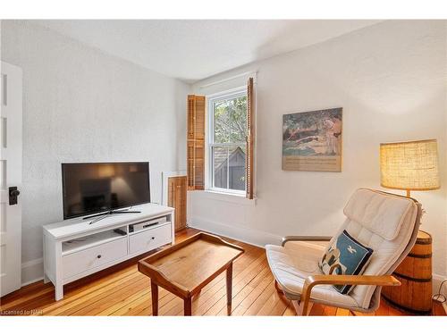 305 Victoria St Street, Niagara-On-The-Lake, ON - Indoor Photo Showing Living Room