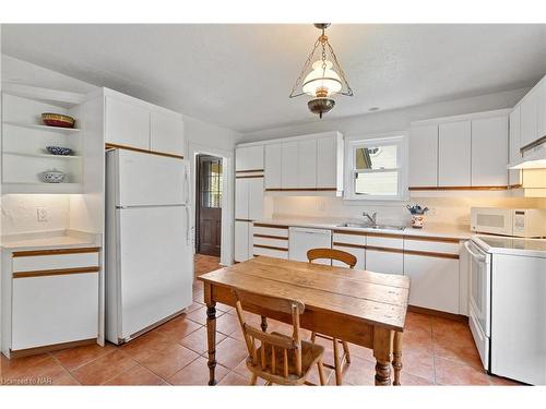 305 Victoria St Street, Niagara-On-The-Lake, ON - Indoor Photo Showing Kitchen With Double Sink