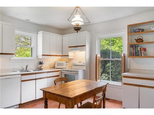305 Victoria St Street, Niagara-On-The-Lake, ON - Indoor Photo Showing Kitchen With Double Sink