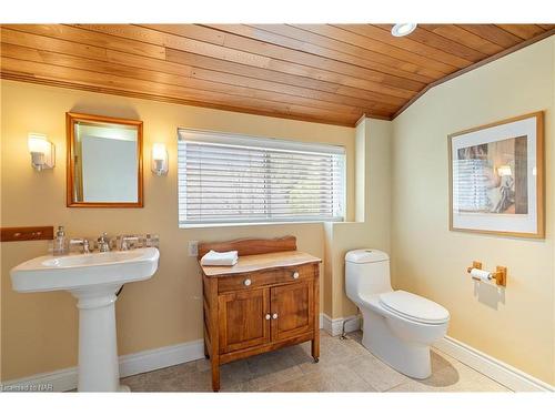 305 Victoria St Street, Niagara-On-The-Lake, ON - Indoor Photo Showing Bathroom