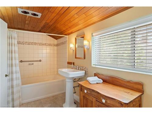 305 Victoria St Street, Niagara-On-The-Lake, ON - Indoor Photo Showing Bathroom