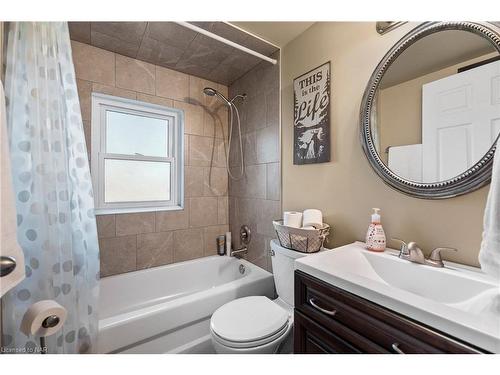 11618 Burnaby Road, Wainfleet, ON - Indoor Photo Showing Bathroom