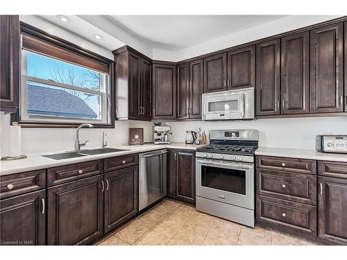 11618 Burnaby Road, Wainfleet, ON - Indoor Photo Showing Kitchen With Double Sink