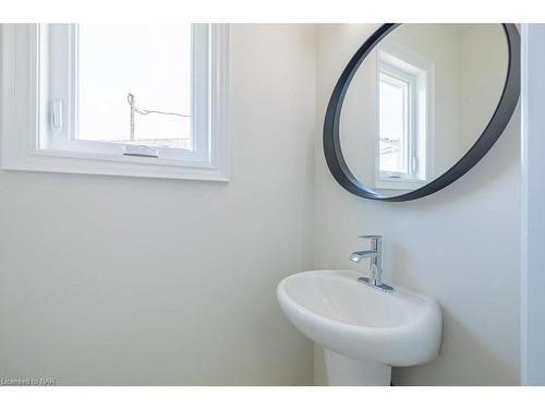 17 Glenbarr Road, St. Catharines, ON - Indoor Photo Showing Bathroom