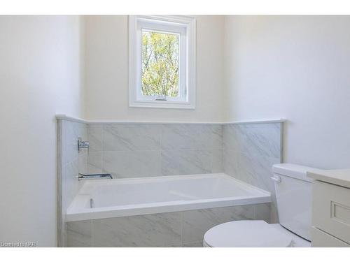 17 Glenbarr Road, St. Catharines, ON - Indoor Photo Showing Bathroom