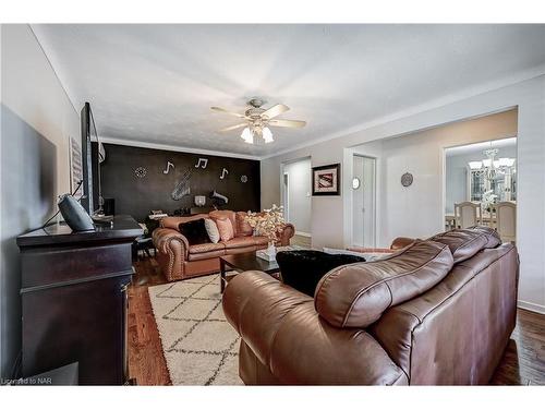 46 Bendingroad Crescent, St. Catharines, ON - Indoor Photo Showing Living Room