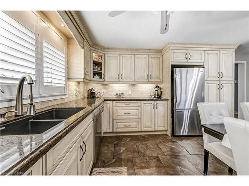 46 Bendingroad Crescent, St. Catharines, ON - Indoor Photo Showing Kitchen With Double Sink With Upgraded Kitchen