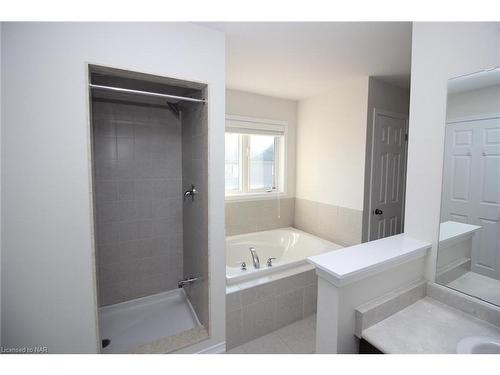 7804 Juneberry Drive, Niagara Falls, ON - Indoor Photo Showing Bathroom