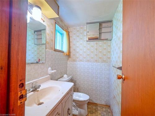 6 Third Avenue, Port Colborne, ON - Indoor Photo Showing Bathroom