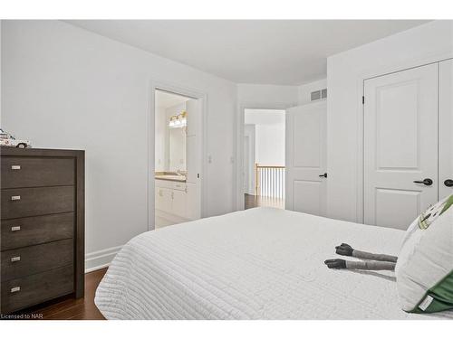 16 Red Haven Drive, Niagara-On-The-Lake, ON - Indoor Photo Showing Bedroom