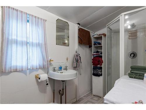 321 Maplewood Avenue, Crystal Beach, ON - Indoor Photo Showing Bathroom