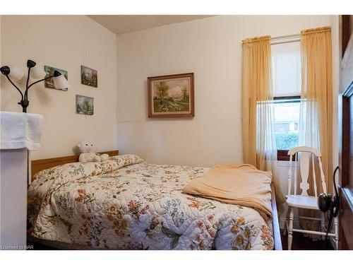 321 Maplewood Avenue, Crystal Beach, ON - Indoor Photo Showing Bedroom
