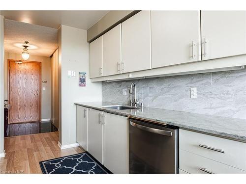 605-3 Towering Heights Boulevard, St. Catharines, ON - Indoor Photo Showing Kitchen