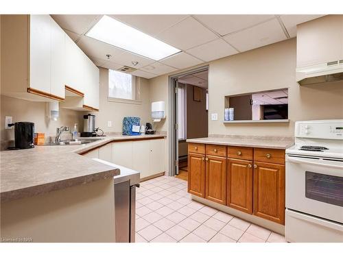 605-3 Towering Heights Boulevard, St. Catharines, ON - Indoor Photo Showing Kitchen With Double Sink
