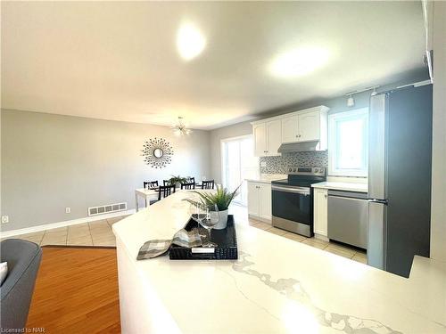 8211 Spring Blossom Drive, Niagara Falls, ON - Indoor Photo Showing Kitchen