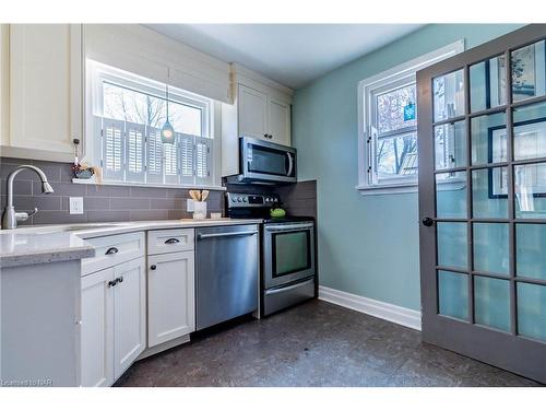 25 College Street, Fonthill, ON - Indoor Photo Showing Kitchen
