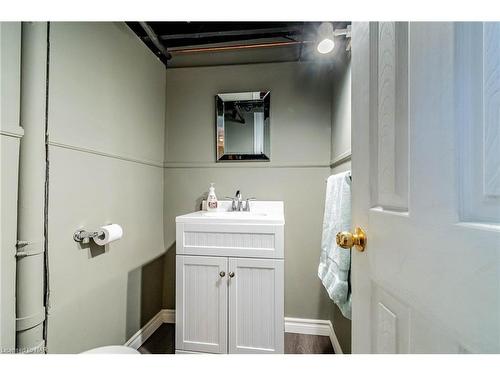25 College Street, Fonthill, ON - Indoor Photo Showing Bathroom
