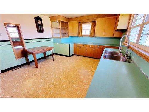 7 Hobson Avenue, Welland, ON - Indoor Photo Showing Kitchen With Double Sink
