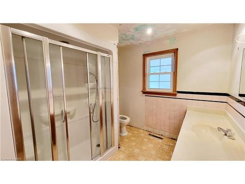 7 Hobson Avenue, Welland, ON - Indoor Photo Showing Bathroom