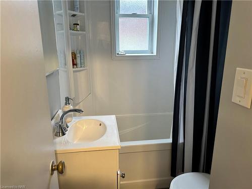 Unit#2  9 Masterson Drive, St. Catharines, ON - Indoor Photo Showing Bathroom