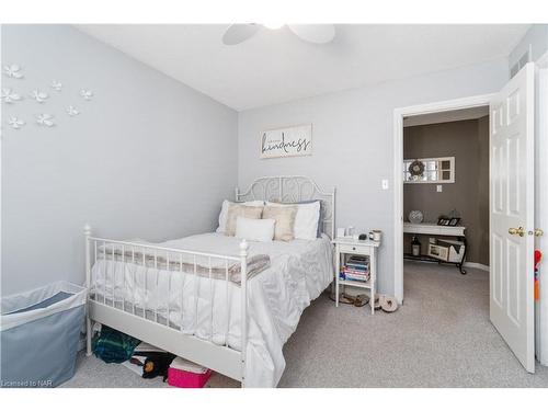5991 Andrea Drive, Niagara Falls, ON - Indoor Photo Showing Bedroom