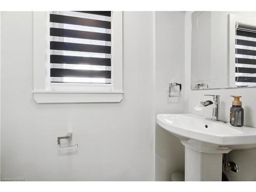 52 Ghent Street, St. Catharines, ON - Indoor Photo Showing Bathroom