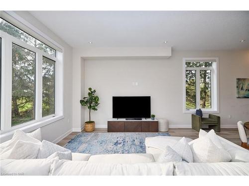 159 Starfire Crescent, Stoney Creek, ON - Indoor Photo Showing Living Room