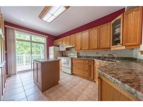 25-174 Martindale Road, St. Catharines, ON - Indoor Photo Showing Kitchen With Double Sink