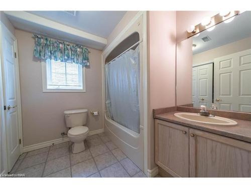 25-174 Martindale Road, St. Catharines, ON - Indoor Photo Showing Bathroom