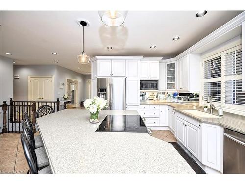 22 Beechwood Crescent, Fonthill, ON - Indoor Photo Showing Kitchen With Upgraded Kitchen