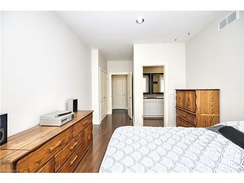 22 Beechwood Crescent, Fonthill, ON - Indoor Photo Showing Bedroom