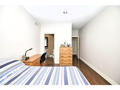 22 Beechwood Crescent, Fonthill, ON - Indoor Photo Showing Bedroom
