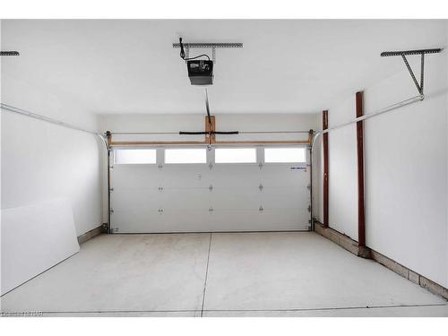 21-4552 Portage Road, Niagara Falls, ON - Indoor Photo Showing Garage