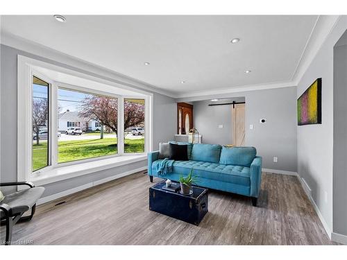 227 Lakeshore Road, St. Catharines, ON - Indoor Photo Showing Living Room