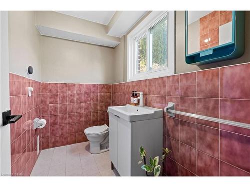 227 Lakeshore Road, St. Catharines, ON - Indoor Photo Showing Bathroom