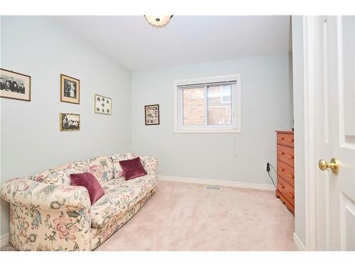 87 Sandra Drive, Pelham, ON - Indoor Photo Showing Bedroom