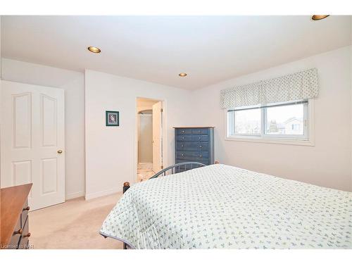 87 Sandra Drive, Pelham, ON - Indoor Photo Showing Bedroom