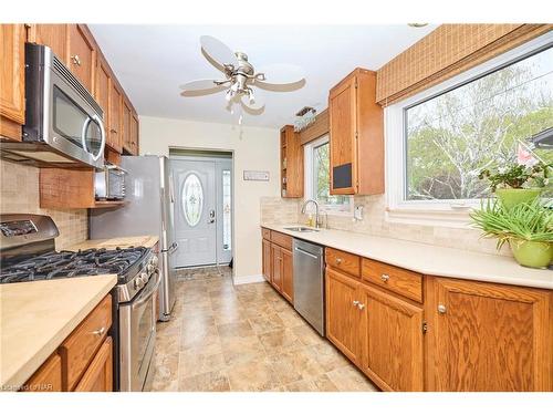 21 Allan Drive, St. Catharines, ON - Indoor Photo Showing Kitchen