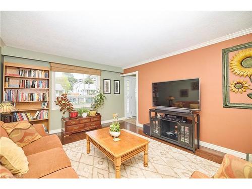 21 Allan Drive, St. Catharines, ON - Indoor Photo Showing Living Room