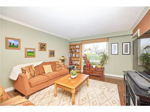21 Allan Drive, St. Catharines, ON - Indoor Photo Showing Living Room